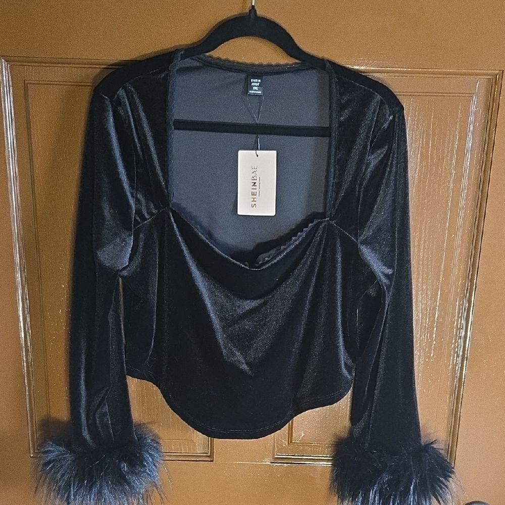 Shein Bae-Velvet short top with faux fur at end of sleeves Sz 2X NWT